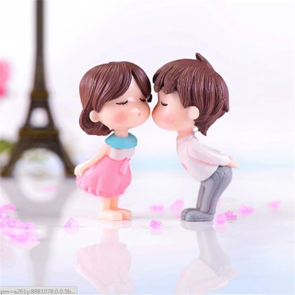 Miniatures - Boy and Girl kissing